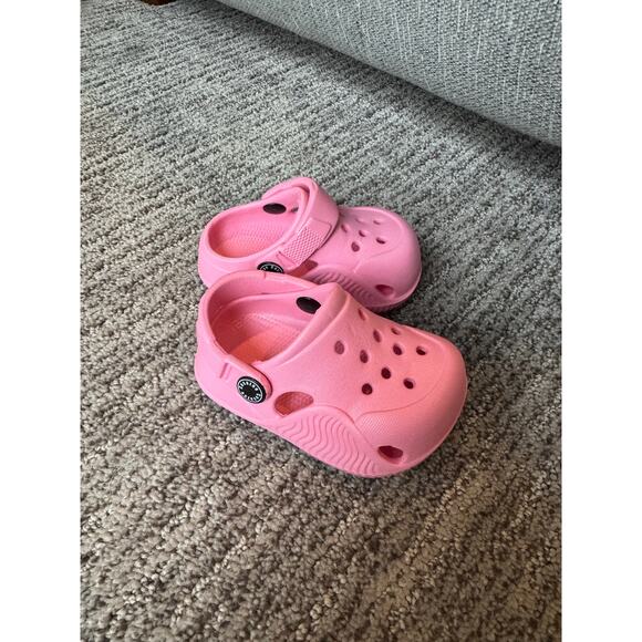 None and/or Unknown Other - Kid's lightweight, comfortable, foam-based clog with a perforated design. Size 4